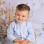 Joue, Peau, Sourire, Yeux, Sleeve, Baby & Toddler Clothing, Happy, Flash Photography, T-shirt, Bambin, Enfant, Knee, Assis, Blond, Event, Fun, Electric Blue, Baby, Portrait Photography, Portrait, Personne, Joy