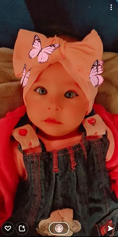 Visage, Joue, Peau, Head, Lip, Yeux, Eyelash, Baby & Toddler Clothing, Human Body, Sleeve, Cap, Rose, Headgear, Bambin, Costume Hat, Butterfly, Beauty, Headpiece, Insect, Baby, Personne, Headwear