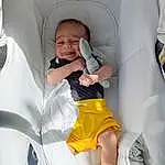 Sourire, Comfort, Automotive Design, Gesture, Bambin, Baby, Baby & Toddler Clothing, Car Seat, Recreation, Baby Products, Fun, Human Leg, Leisure, Family Car, Enfant, Auto Part, Assis, Thumb, Room, Personne