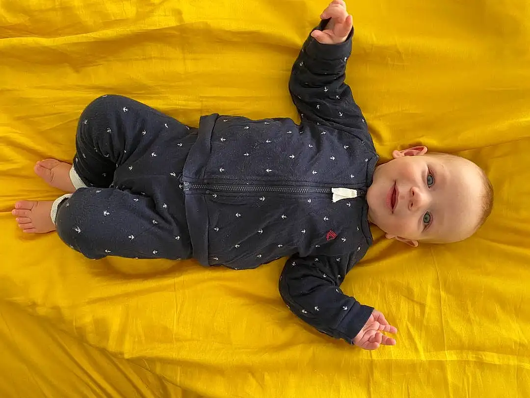 Head, Comfort, Yellow, Baby & Toddler Clothing, Orange, Bambin, Baby, Fun, Sleeve, Assis, Enfant, Happy, Sourire, Lap, Herbe, Linens, Room, Human Leg, Personne
