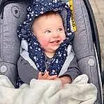 Joue, Peau, Head, Sourire, Photograph, Yeux, Blanc, Comfort, Bleu, Textile, Sleeve, Baby, Baby & Toddler Clothing, Iris, Happy, Bambin, Baby Carriage, Baby In Car Seat, Personne