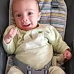 Joue, Peau, Sourire, Bleu, Comfort, Seat Belt, Sleeve, Baby & Toddler Clothing, Baby, Finger, Bambin, Chair, Knee, Lap, Thigh, Thumb, Blond, Car Seat, Chest, Enfant, Personne