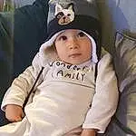 Visage, Joue, Vêtements d’extérieur, Comfort, Human Body, Cap, Baby & Toddler Clothing, Sleeve, Baby, Bambin, Baby Safety, Chapi Chapo, Enfant, Assis, Baby Products, Linens, Personal Protective Equipment, Beanie, Fun, Knit Cap, Personne, Headwear