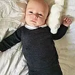 Peau, Joint, Head, VÃªtements dâ€™extÃ©rieur, Shoulder, Yeux, Jambe, Neck, Human Body, Baby & Toddler Clothing, Sleeve, Textile, Gesture, Finger, Comfort, Flash Photography, Baby, Bambin, Happy, Personne
