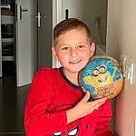 Chin, Sourire, Bras, Shoulder, Sleeve, Globe, Baballe, T-shirt, Football, Happy, Soccer Ball, Jouets, Fun, Abdomen, Enfant, Bambin, Sports Equipment, Elbow, Room, Holiday, Personne, Joy