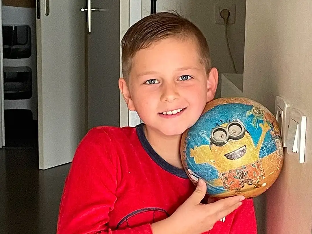 Chin, Sourire, Bras, Shoulder, Sleeve, Globe, Baballe, T-shirt, Football, Happy, Soccer Ball, Jouets, Fun, Abdomen, Enfant, Bambin, Sports Equipment, Elbow, Room, Holiday, Personne, Joy