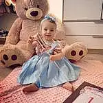 Peau, Jouets, Blanc, Sourire, Dress, Textile, Rose, Happy, Teddy Bear, Stuffed Toy, Baby & Toddler Clothing, Event, Room, Peluches, Enfant, Bambin, Poil, Personne, Joy