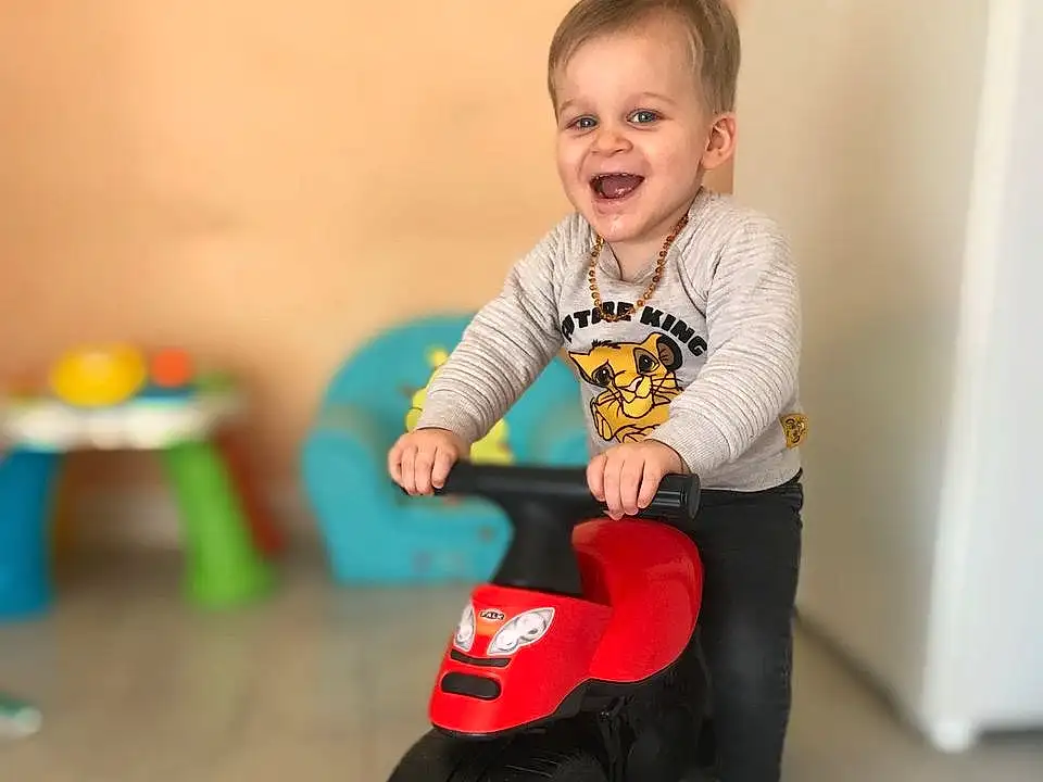 Tire, Wheel, Shoe, Sourire, Jambe, Riding Toy, Jouets, Orange, Happy, Vehicle, Automotive Tire, Bambin, Red, Baby & Toddler Clothing, Rolling, Baby Playing With Toys, Fun, Enfant, Personne, Joy