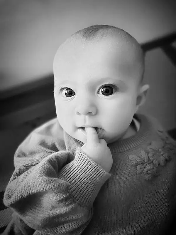 Nez, Joue, Lip, Yeux, Flash Photography, Iris, Gesture, Happy, Baby & Toddler Clothing, Baby, Eyelash, Bambin, Nail, Noir & Blanc, Comfort, No Expression, Monochrome, Thumb, Assis, Still Life Photography, Personne