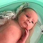 Joue, Peau, Baby Bathing, Eyebrow, Bathtub, Mouth, Sourire, Plumbing Fixture, Fluid, Bathing, Iris, Bambin, Baby, Finger, Eau, Eyelash, Happy, Thumb, Enfant, Bathroom, Personne