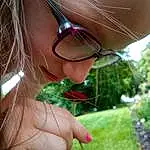 Hair, Nez, Lunettes, Peau, Head, Lip, Hand, Plante, Vision Care, Facial Expression, Eyelash, Mouth, People In Nature, Leaf, Nature, Sourire, Botany, Eyewear, Happy, Herbe