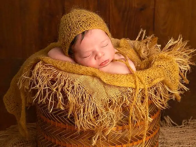 Plante, Baby, People In Nature, Headgear, Bois, Basket, Bambin, Baby & Toddler Clothing, Herbe, Wicker, Wool, Event, Chapi Chapo, Costume Hat, Fashion Accessory, Hay, Poil, Assis, Enfant, Comfort, Personne