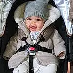 Joue, Peau, Head, VÃªtements dâ€™extÃ©rieur, Yeux, Facial Expression, Blanc, Human Body, Comfort, Baby, Cap, Sleeve, Bambin, Enfant, Baby Carriage, Baby Products, Woolen, Baby & Toddler Clothing, Knit Cap, Personne, Headwear