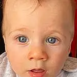 Forehead, Nez, Joue, Peau, Lip, Eyebrow, Eyelash, Blanc, Mouth, Oreille, Neck, Jaw, Temple, Iris, Baby, Bambin, No Expression, Flash Photography, Baby & Toddler Clothing, Sourire, Personne