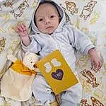 Head, Facial Expression, Blanc, Baby, Baby & Toddler Clothing, Textile, Comfort, Sleeve, Happy, Yellow, Bambin, Enfant, Linens, Room, Pattern, Baby Products, Baby Sleeping, Play, Assis, Personne