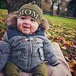 Plante, Sourire, Photograph, Leaf, People In Nature, Arbre, Flash Photography, Happy, Herbe, Baby & Toddler Clothing, Cap, Bambin, People, Baby, Jacket, Chapi Chapo, Enfant, Assis, Hiver, Leisure, Personne, Headwear