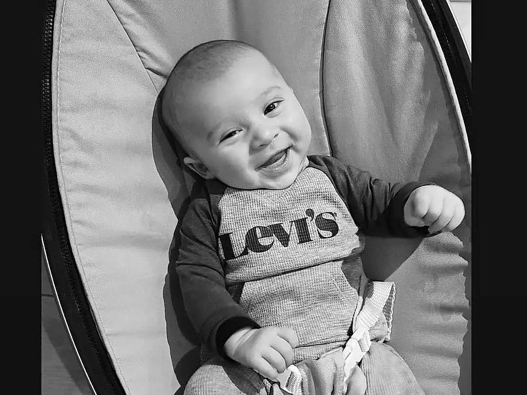 Hand, Sourire, Flash Photography, Gesture, Black-and-white, Style, Baby, Bambin, Baby Carriage, Baby & Toddler Clothing, Happy, Comfort, Noir & Blanc, Font, Monochrome, Baby Products, Assis, Enfant, LÃ©gende de la photo, Picture Frame, Personne