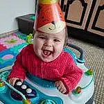 Sourire, Party Hat, Yellow, Costume Hat, Rose, Baby, Bambin, Cone, Happy, Baby & Toddler Clothing, Riding Toy, Fun, Enfant, Party Supply, Cap, Event, Recreation, Fashion Accessory, Play, Personne, Headwear