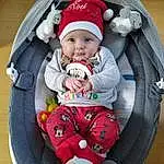 Clothing, Visage, Joue, Head, VÃªtements dâ€™extÃ©rieur, Yeux, Baby Carriage, Comfort, Baby & Toddler Clothing, Baby, Lap, Sleeve, Rose, Red, Sourire, Bambin, Enfant, Baby Products, Baby Safety, Personne, Headwear