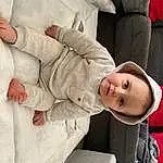 Peau, Joint, Yeux, Mouth, Comfort, Human Body, Textile, Sleeve, Baby, Gesture, Baby & Toddler Clothing, Bambin, Sourire, Enfant, Baby Products, Baby Sleeping, Thumb, Personne