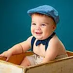 Sourire, Chin, Happy, Cap, Flash Photography, Baby, Bambin, Chapi Chapo, Baseball Cap, Packing Materials, Box, Carton, Baby Laughing, Packaging And Labeling, Fun, Electric Blue, Shipping Box, Enfant, Fashion Accessory, Baby & Toddler Clothing, Personne, Joy