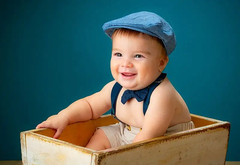 Sourire, Chin, Happy, Cap, Flash Photography, Baby, Bambin, Chapi Chapo, Baseball Cap, Packing Materials, Box, Carton, Baby Laughing, Packaging And Labeling, Fun, Electric Blue, Shipping Box, Enfant, Fashion Accessory, Baby & Toddler Clothing, Personne, Joy