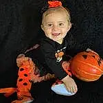 Visage, Head, Sourire, Facial Expression, Jambe, Human Body, Orange, Sports Equipment, Baby & Toddler Clothing, Happy, Red, Bambin, Baballe, Pumpkin, Fun, Enfant, Calabaza, Baby, Personne, Joy