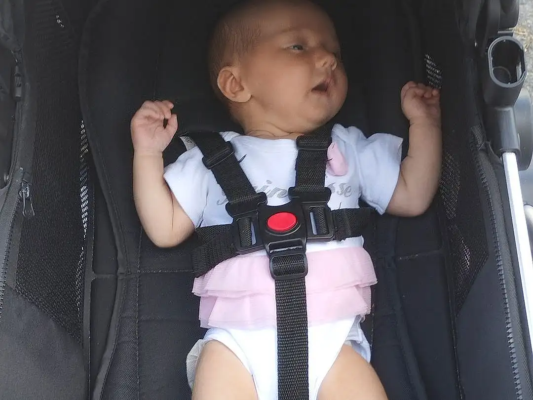 Bras, Jambe, Comfort, Baby Carriage, Baby & Toddler Clothing, Baby, Finger, Car Seat, Thigh, Seat Belt, Bambin, Auto Part, Enfant, Baby Products, Nail, Baby Safety, Thumb, Vehicle Door, Assis, Car Seat Cover, Personne