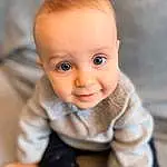 Clothing, Nez, Sourire, Joue, Peau, Lip, Hand, VÃªtements dâ€™extÃ©rieur, Eyebrow, Yeux, Facial Expression, Jambe, Bois, Flash Photography, Iris, Sleeve, Tummy Time, Baby, Baby & Toddler Clothing, Personne