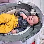 Comfort, Baby Carriage, Baby, Car Seat, Baby Safety, Bambin, Enfant, Sourire, Bag, Auto Part, Luggage And Bags, Baby Products, Baby & Toddler Clothing, Leisure, Infant Bed, Assis, Circle, Baggage, Personne, Surprise