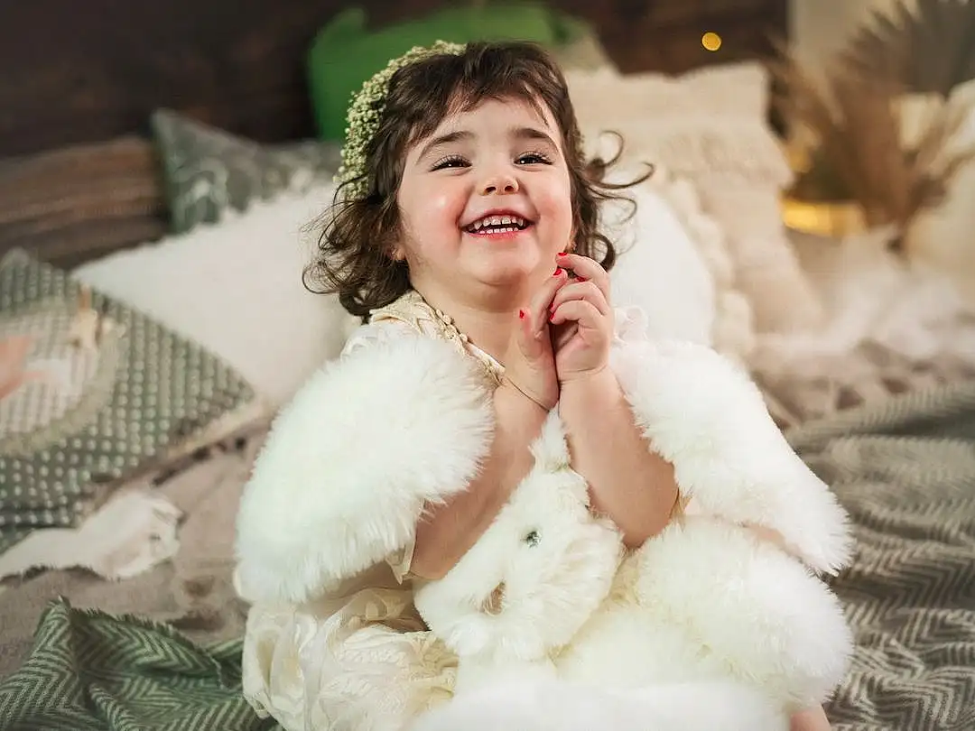 Hair, Sourire, Head, Yeux, Comfort, Flash Photography, Happy, Bridal Clothing, Bambin, Fur Clothing, Jewellery, Event, Poil, Fashion Accessory, Headpiece, Assis, Hiver, Chien de compagnie, Tradition, Linens, Personne, Joy
