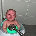 Sourire, Yeux, Mouth, Jambe, Plumbing Fixture, Bathroom, Baby, Bathing, Finger, Happy, Thigh, Bambin, Chest, Plumbing, Brush, Fun, Leisure, Baby Products, Elbow, Enfant, Personne, Joy