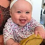 Sourire, Joue, Peau, Lip, Facial Expression, Mouth, Sleeve, Baby & Toddler Clothing, Happy, Gesture, Finger, Bambin, Rose, Comfort, Baby, Enfant, Beauty, Fun, Thumb, Assis, Personne