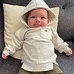 Joue, Peau, Head, Yeux, Facial Expression, Mouth, Comfort, Human Body, Baby & Toddler Clothing, Sleeve, Baby, Bois, Baby Sleeping, Headgear, Bambin, Linens, Baby Products, Human Leg, Enfant, Knee, Personne, Headwear