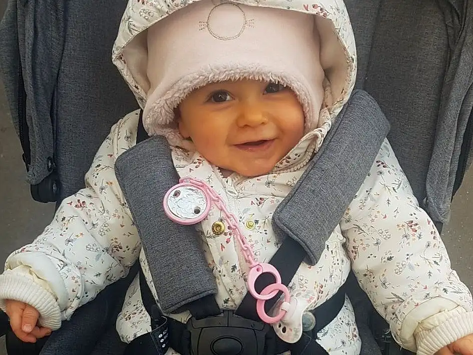 Joue, Peau, Head, Photograph, Sourire, Yeux, Blanc, Jambe, Comfort, Sleeve, Baby, Baby & Toddler Clothing, Finger, Cool, Baby Carriage, Cap, Bambin, Happy, Fun, Personne, Joy, Headwear