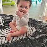 Peau, Facial Expression, Human Body, Textile, Sourire, Baby, Gesture, Happy, Bambin, Finger, Baby & Toddler Clothing, Plante, Fenêtre, Enfant, Pattern, Elbow, Fun, Thumb, Human Leg, Foot, Personne