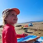 Ciel, Chapi Chapo, Sourire, Plage, Voyages, People On Beach, Leisure, Summer, Fun, Cap, Happy, Recreation, Landscape, Sun Hat, Bambin, Assis, Boats And Boating--equipment And Supplies, T-shirt, Sand, Horizon, Personne, Joy, Headwear