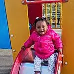 Facial Expression, Purple, Shelf, Debout, Sourire, Rose, Yellow, Leisure, Fun, Aire de jeux, Red, Playground Slide, Bambin, People, Magenta, Recreation, City, Outdoor Play Equipment, Happy, Enfant, Personne