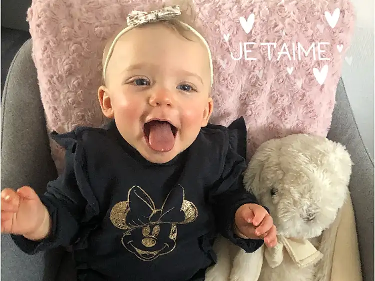 Joue, Peau, Sourire, Baby & Toddler Clothing, Textile, Sleeve, Flash Photography, Happy, Iris, Rose, Baby, Headgear, Bambin, Comfort, Jouets, Teddy Bear, Enfant, Assis, Room, Stuffed Toy, Personne