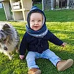 Sourire, Chien, Plante, Yeux, Jambe, People In Nature, Carnivore, Baby & Toddler Clothing, Happy, Herbe, Baby, Jacket, Bambin, Enfant, Pelouse, Toy Dog, Chien de compagnie, Assis, Personne, Headwear
