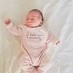 Peau, Jambe, Baby & Toddler Clothing, Human Body, Dress, Sleeve, Gesture, Baby, Rose, Stomach, Comfort, Bambin, Happy, Thumb, Linens, Chest, Enfant, Baby Products, Abdomen, Art, Personne