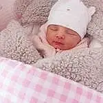 Joue, Lip, Eyebrow, Blanc, Comfort, Baby Sleeping, Textile, Sleeve, Rose, Baby & Toddler Clothing, Baby, Bambin, Cap, Linens, Happy, Bedding, Pattern, Bedtime, Knit Cap, Enfant, Personne, Headwear
