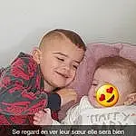 Sourire, Facial Expression, Mouth, Textile, Sleeve, Happy, Flash Photography, Baby & Toddler Clothing, Finger, Comfort, Bambin, Baby, Enfant, People, Baby Playing With Toys, Font, LÃ©gende de la photo, Pattern, Personne, Joy
