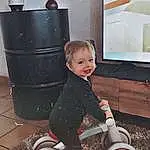 Sourire, Debout, Gas, Waste Container, Bambin, Flash Photography, Fun, Cabinetry, Enfant, Assis, Happy, Play, Bucket, Bois, Automotive Tire, Soil, Hardwood, Personne