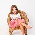 Visage, Hair, Sourire, Jambe, Comfort, Human Body, Dress, Chair, Sleeve, Thigh, Flash Photography, Bois, Knee, Rose, Happy, Baby & Toddler Clothing, Foot, Barefoot, Human Leg, Personne, Joy