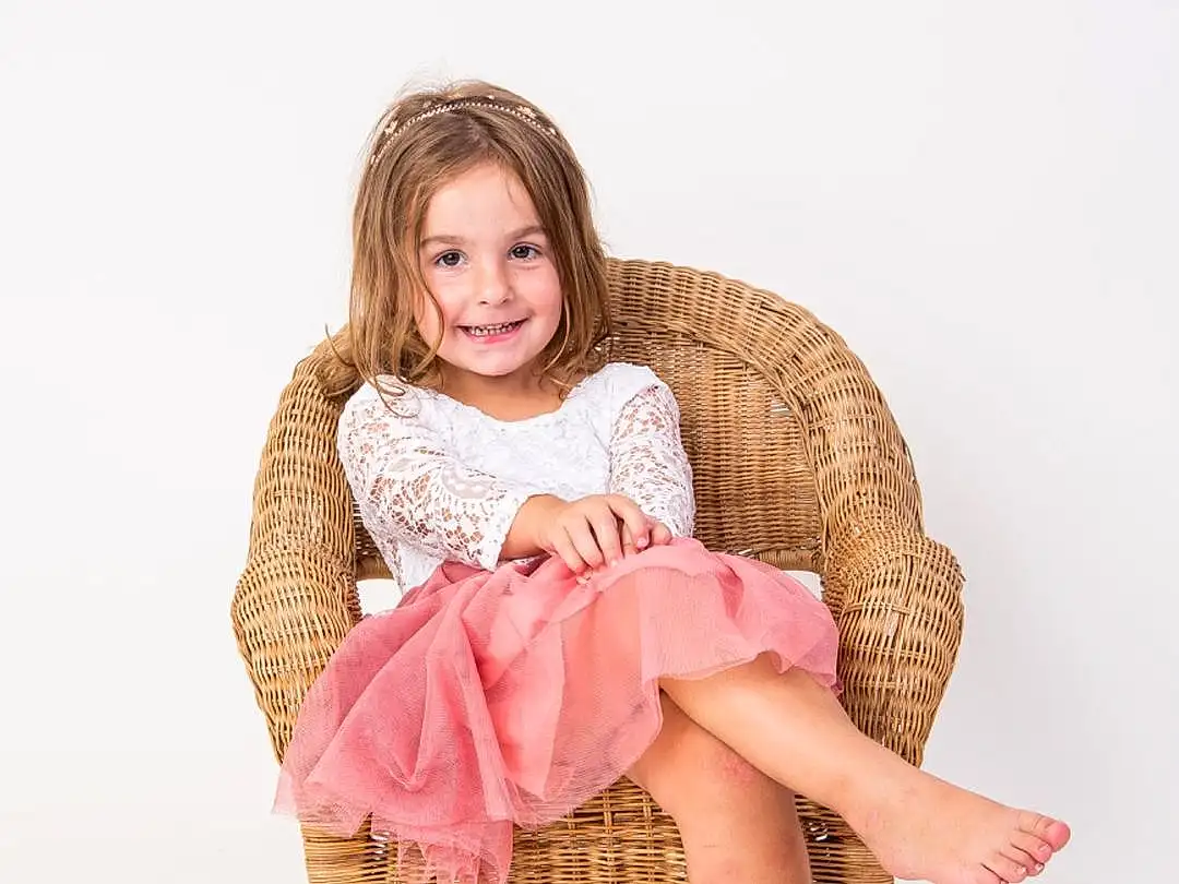 Visage, Hair, Sourire, Jambe, Comfort, Human Body, Dress, Chair, Sleeve, Thigh, Flash Photography, Bois, Knee, Rose, Happy, Baby & Toddler Clothing, Foot, Barefoot, Human Leg, Personne, Joy