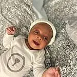 Nez, Head, Yeux, Sourire, Human Body, Flash Photography, Happy, Gesture, Bois, Baby & Toddler Clothing, People In Nature, Bambin, Baby, Arbre, Cap, Herbe, Enfant, Fun, Linens, Assis, Personne