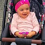 Visage, Sourire, Photograph, Yeux, Facial Expression, Blanc, Jambe, Baby Carriage, Rose, Bambin, Baby, Magenta, Happy, Cap, Lap, Comfort, Chair, Baby & Toddler Clothing, Baby Products, Personne, Joy, Headwear