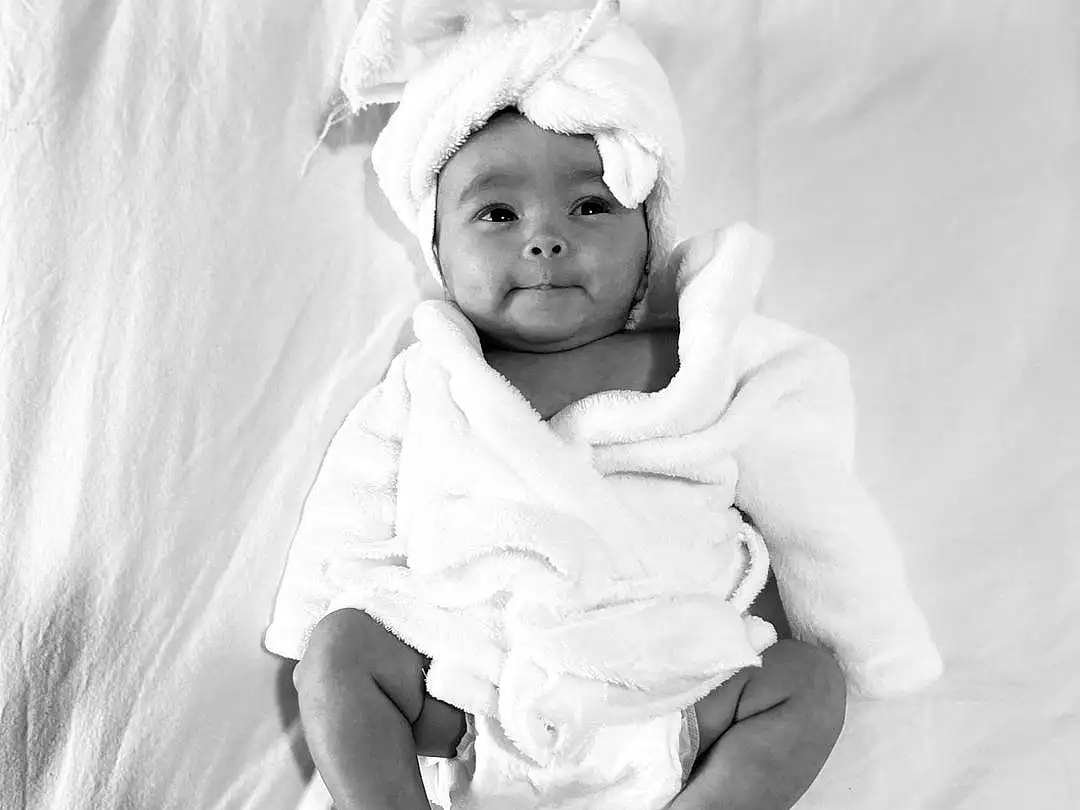 Yeux, Textile, Comfort, Sleeve, Gesture, Happy, Baby & Toddler Clothing, Baby, Monochrome, Herbe, Flash Photography, Noir & Blanc, Bambin, Beauty, People In Nature, Art, Enfant, Stock Photography, Linens, Portrait Photography, Personne, Headwear