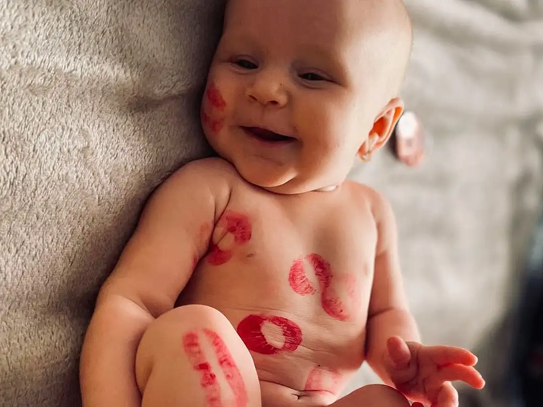 Visage, Joue, Sourire, Peau, Head, Bras, Stomach, Yeux, Human Body, Gesture, Happy, Baby & Toddler Clothing, Finger, Rose, Thigh, Thumb, Baby, Bambin, Knee, Chest, Personne